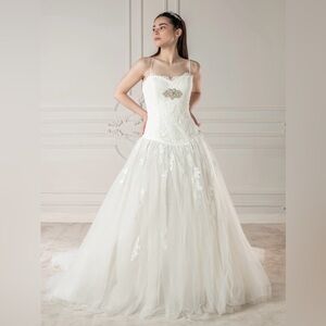 NWT Enzoani Wedding Dress. Size 10